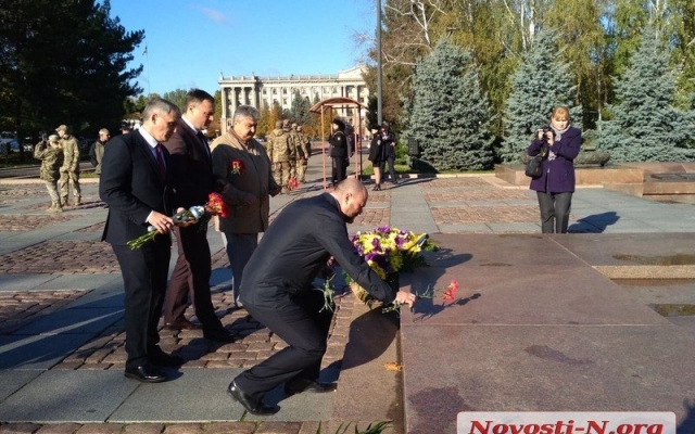 Николаевцы возложили цветы Вечному огню в честь 74-й годовщины освобождения Украины от немецко-фашистских захватчиков Фото № 15 Николаевцы возложили цветы Вечному огню в честь 74-й годовщины освобождения Украины от немецко-фашистских захватчиков Фото № 15