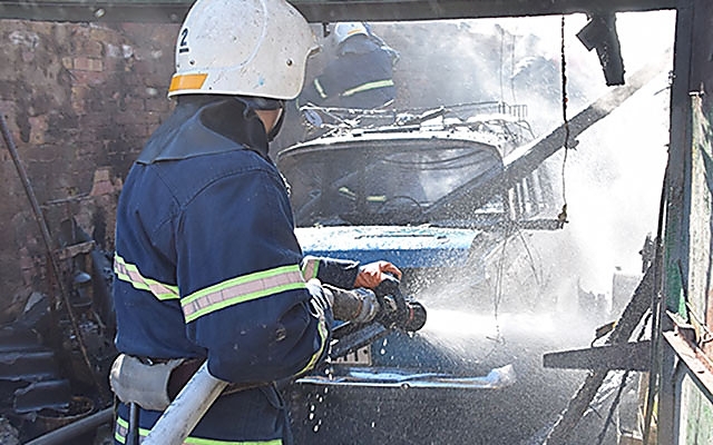 На Почтовой сгорел гараж с автомобилем Фото № 0 На Почтовой сгорел гараж с автомобилем Фото № 0