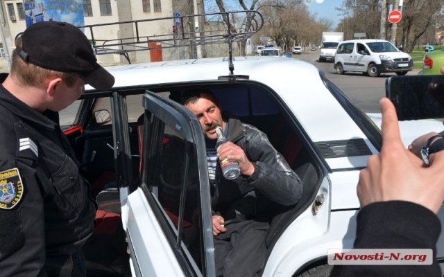 На Садовой произошла авария, виновник ДТП на глазах сотрудников полиции пил водку из бутылки Фото № 0 На Садовой произошла авария, виновник ДТП на глазах сотрудников полиции пил водку из бутылки Фото № 0
