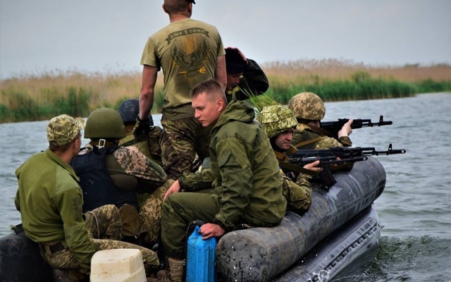 Молодые морпехи вместе с генерал-майором преодолели более восьми километров физических и психологических испытаний Фото № 23 Молодые морпехи вместе с генерал-майором преодолели более восьми километров физических и психологических испытаний Фото № 23