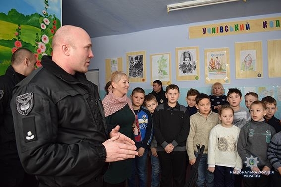 Ученики Веснянской школы провели один день с полицейскими и познакомились с их работой Фото № 18 Ученики Веснянской школы провели один день с полицейскими и познакомились с их работой Фото № 18
