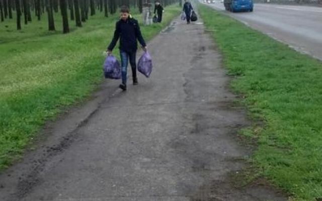 В Ингульской районе юные николаевцы вместе в учителями убрали от мусора лесопарк Фото № 0 В Ингульской районе юные николаевцы вместе в учителями убрали от мусора лесопарк Фото № 0