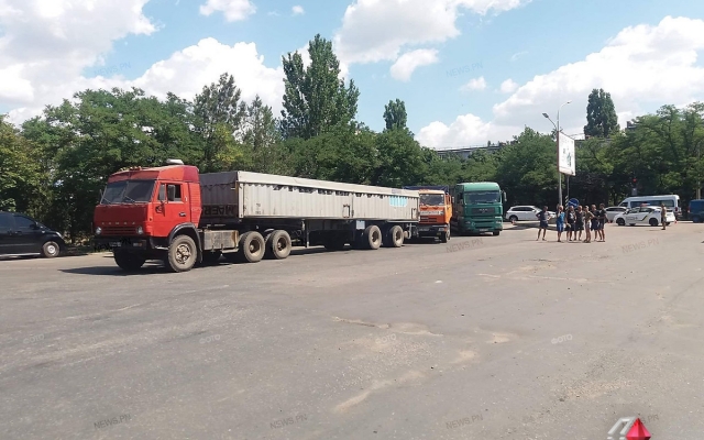 На Авангардной скопилось большое количество зерновозов, движение на Богоявленском проспекте частично заблокировано Фото № 5 На Авангардной скопилось большое количество зерновозов, движение на Богоявленском проспекте частично заблокировано Фото № 5
