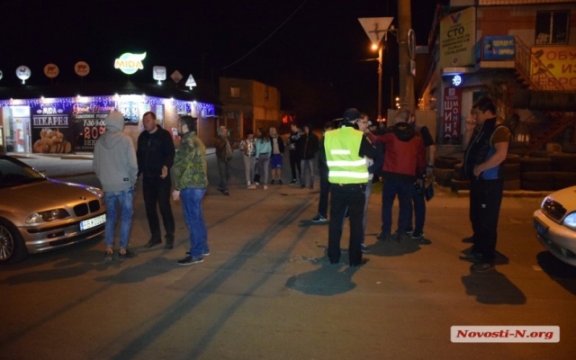 Участник пьяной драки угодил под колеса иномарки (видео 18+) Фото № 3 Участник пьяной драки угодил под колеса иномарки (видео 18+) Фото № 3