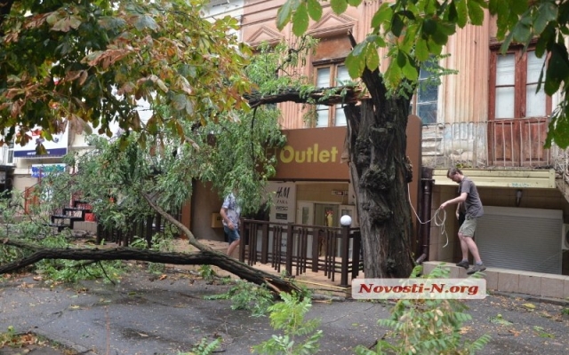 В центре Николаева из-за сильного ветра обвалилась опора контактной сети, полностью перегородив дорогу Фото № 9 В центре Николаева из-за сильного ветра обвалилась опора контактной сети, полностью перегородив дорогу Фото № 9