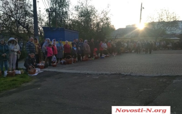 Православные жители Николаева отмечают Светлое Христово Воскресение и освящают пасхальные куличи Фото № 11 Православные жители Николаева отмечают Светлое Христово Воскресение и освящают пасхальные куличи Фото № 11