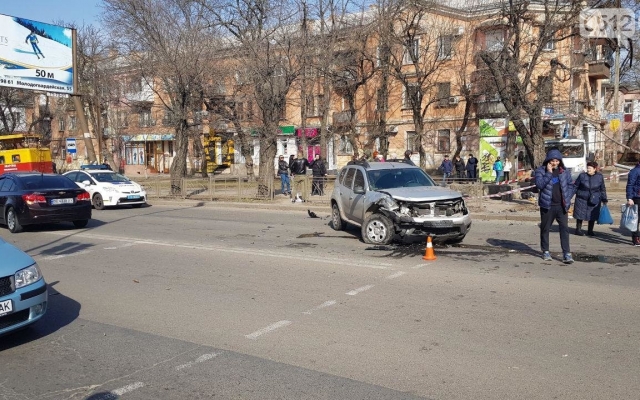 На Богоявленском проспекте столкнулись автомобили Toyota и Renault, есть пострадавшие Фото № 9 На Богоявленском проспекте столкнулись автомобили Toyota и Renault, есть пострадавшие Фото № 9