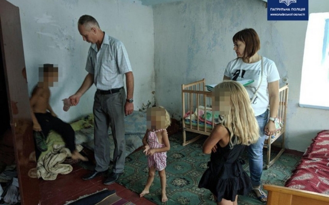 В Николаевской области многодетную мать могут лишить родительских прав Фото № 0 В Николаевской области многодетную мать могут лишить родительских прав Фото № 0
