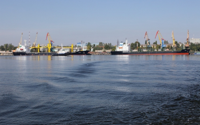 Работа Николаевского порта парализована: Одесская железная дорога не выпускает вагоны из порта Фото № 1 Работа Николаевского порта парализована: Одесская железная дорога не выпускает вагоны из порта Фото № 1