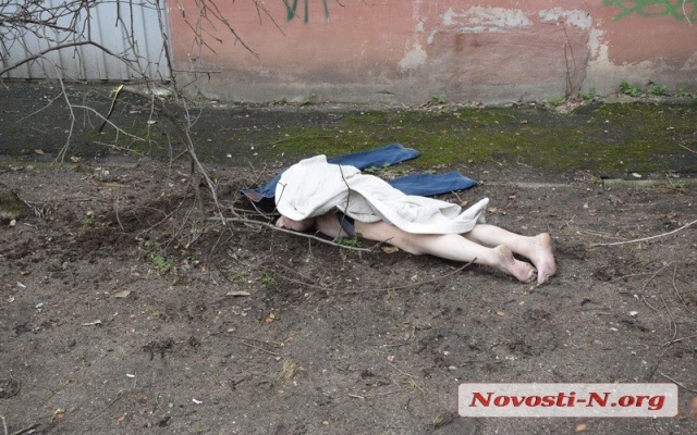 На Лазурной мужчина выбросился из окна многоэтажного дома Фото № 3 На Лазурной мужчина выбросился из окна многоэтажного дома Фото № 3