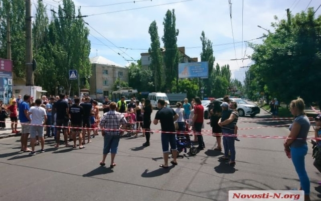 Нет света и газа: жители общежитий Черноморского судостроительного завода перекрыли проезжую часть Фото № 6 Нет света и газа: жители общежитий Черноморского судостроительного завода перекрыли проезжую часть Фото № 6