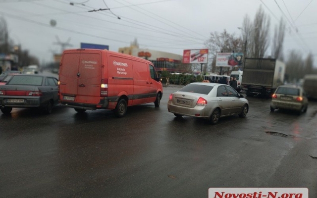 На проспекте Мира произошла авария с участием грузовика и автомобиля Фото № 5 На проспекте Мира произошла авария с участием грузовика и автомобиля Фото № 5