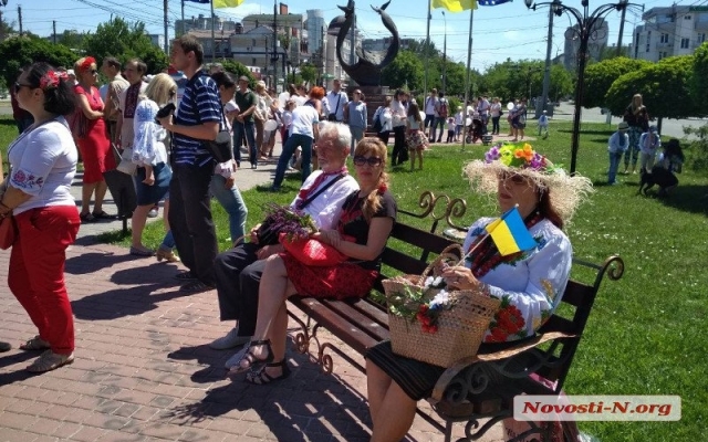 Жители Николаева прошли традиционным парадом по улицам нашего города Фото № 12 Жители Николаева прошли традиционным парадом по улицам нашего города Фото № 12