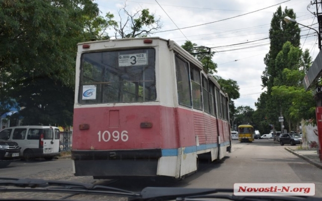 Огромная пробка в центре Николаева: столкнулись два автомобиля Фото № 7 Огромная пробка в центре Николаева: столкнулись два автомобиля Фото № 7