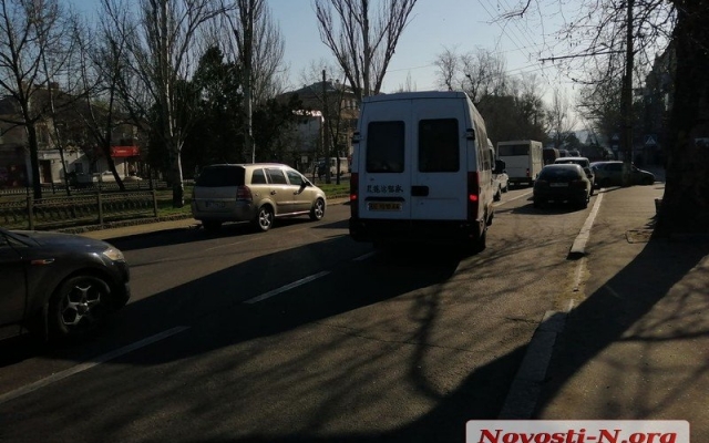 На Центральном проспекте столкнулись три автомобиля, образовалась большая пробка Фото № 6 На Центральном проспекте столкнулись три автомобиля, образовалась большая пробка Фото № 6