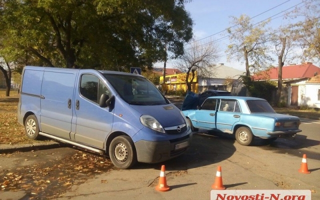 На Чкалова водитель микроавтобуса поспешил и не пропустил автомобиль Фото № 2 На Чкалова водитель микроавтобуса поспешил и не пропустил автомобиль Фото № 2