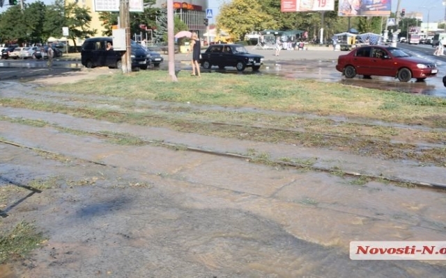В Николаеве авария на магистральном водопроводе, проходящем вдоль проспекта Мира Фото № 3 В Николаеве авария на магистральном водопроводе, проходящем вдоль проспекта Мира Фото № 3