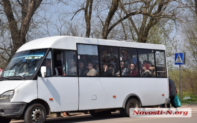 Как николаевцы провели поминальные дни: автомобильные пробки, огромные очереди на маршрутки и горы мусора Фото № 2 Как николаевцы провели поминальные дни: автомобильные пробки, огромные очереди на маршрутки и горы мусора Фото № 2
