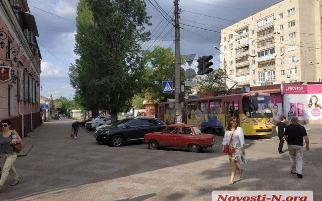 На Центральном проспекте столкнулись сразу четыре иномарки, образовалась автопробка Фото № 9 На Центральном проспекте столкнулись сразу четыре иномарки, образовалась автопробка Фото № 9