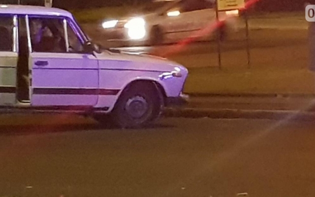Автомобиль ударился в бордюр и перекрыл движение транспорту Фото № 0 Автомобиль ударился в бордюр и перекрыл движение транспорту Фото № 0