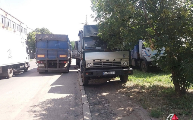 На Авангардной скопилось большое количество зерновозов, движение на Богоявленском проспекте частично заблокировано Фото № 6 На Авангардной скопилось большое количество зерновозов, движение на Богоявленском проспекте частично заблокировано Фото № 6