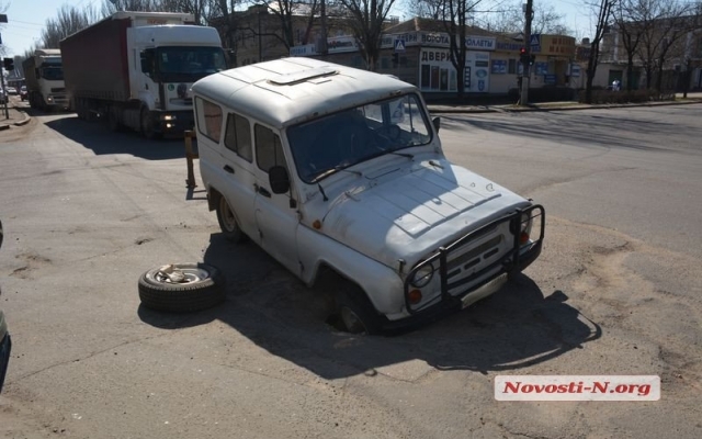 На Пушкинской автомобиль «УАЗ-3151» провалился в яму Фото № 1 На Пушкинской автомобиль «УАЗ-3151» провалился в яму Фото № 1