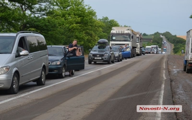 На трассе «Одесса-Николаев» произошла авария с участие трех машин, образовалась большая автомобильная пробка Фото № 10 На трассе «Одесса-Николаев» произошла авария с участие трех машин, образовалась большая автомобильная пробка Фото № 10