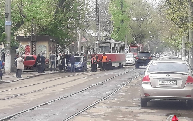 На Потемкинской припаркованный автомобиль заблокировал движение трамваев Фото № 0 На Потемкинской припаркованный автомобиль заблокировал движение трамваев Фото № 0