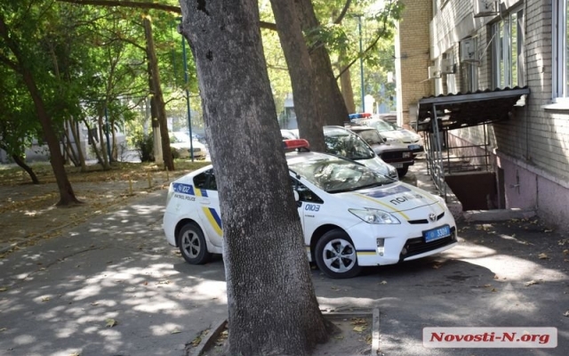 Во время перевозки заключенных в автозаке подконвойный лезвием от бритвы порезал себе вены и живот Фото № 7 Во время перевозки заключенных в автозаке подконвойный лезвием от бритвы порезал себе вены и живот Фото № 7