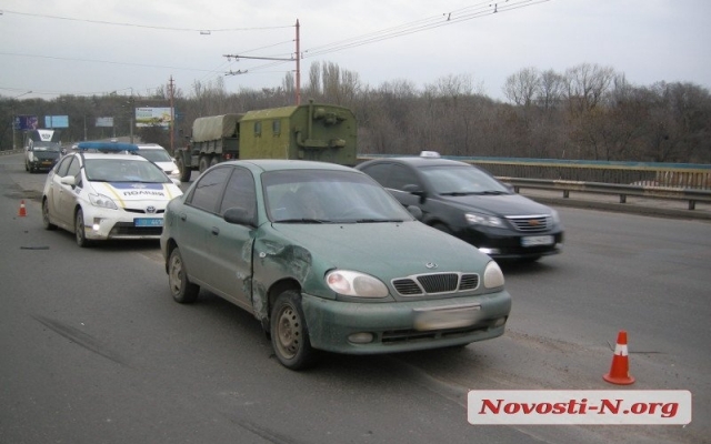 Из-за ям и выбоин на Ингульском мосту столкнулись два автомобиля Фото № 4 Из-за ям и выбоин на Ингульском мосту столкнулись два автомобиля Фото № 4