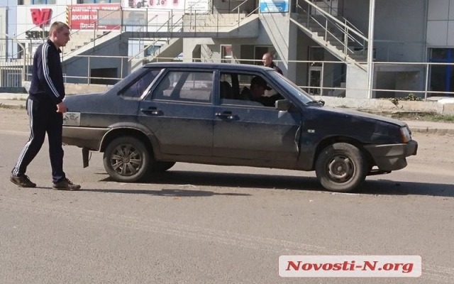 На Троицкой столкнулись два автомобиля, образовался большой затор Фото № 0 На Троицкой столкнулись два автомобиля, образовался большой затор Фото № 0