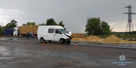 На трассе столкнулись грузовой автомобиль и микроавтобус, есть пострадавшие Фото № 5 На трассе столкнулись грузовой автомобиль и микроавтобус, есть пострадавшие Фото № 5