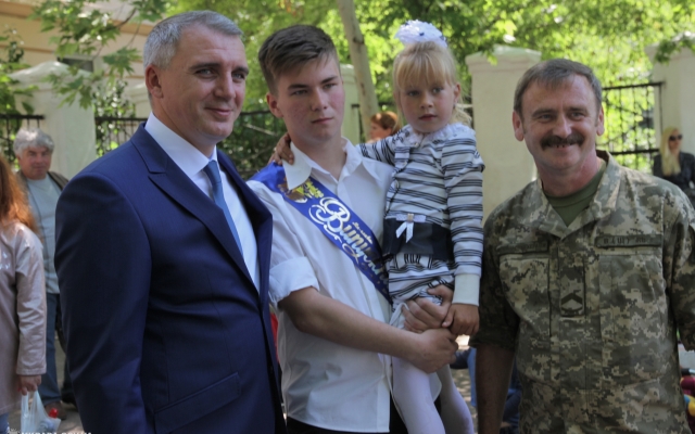 Мэр Николаева Александр Сенкевич поздравил школьников с праздником Последнего звонка Фото № 22 Мэр Николаева Александр Сенкевич поздравил школьников с праздником Последнего звонка Фото № 22
