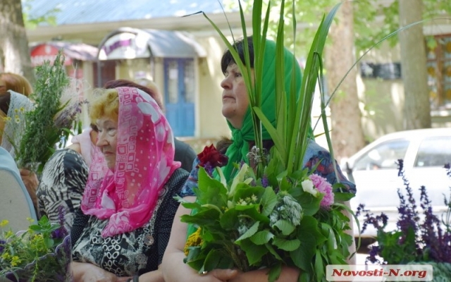 Православные Николаева сегодня отмечают день Святой Троицы Фото № 14 Православные Николаева сегодня отмечают день Святой Троицы Фото № 14