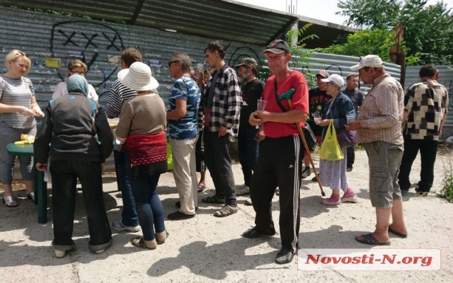 Каждую субботу на Центральном проспекте волонтеры кормят бездомных граждан Фото № 1 Каждую субботу на Центральном проспекте волонтеры кормят бездомных граждан Фото № 1