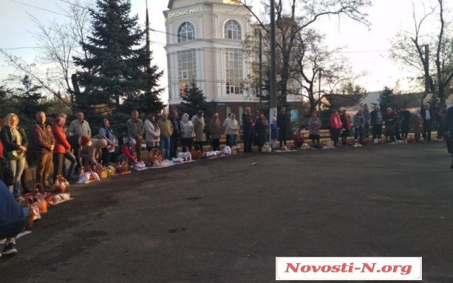 Православные жители Николаева отмечают Светлое Христово Воскресение и освящают пасхальные куличи Фото № 9 Православные жители Николаева отмечают Светлое Христово Воскресение и освящают пасхальные куличи Фото № 9