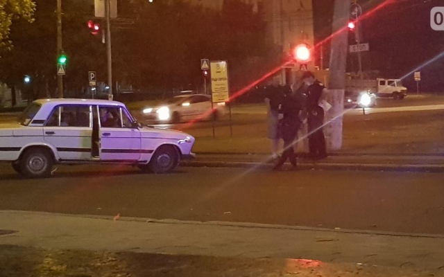 Автомобиль ударился в бордюр и перекрыл движение транспорту Фото № 3 Автомобиль ударился в бордюр и перекрыл движение транспорту Фото № 3