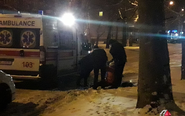 Возле николаевской мэрии прямо на снегу уснула нетрезвая женщина, патрульные согрели ее и вызвали «скорую помощь» Фото № 0 Возле николаевской мэрии прямо на снегу уснула нетрезвая женщина, патрульные согрели ее и вызвали «скорую помощь» Фото № 0