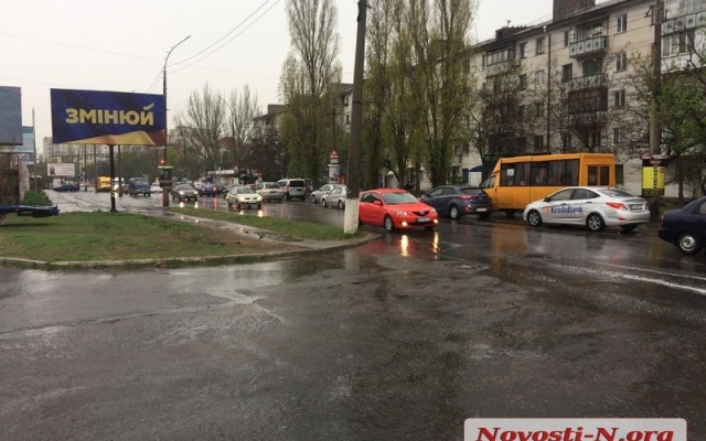 На Генерала Карпенко в общем потоке машин столкнулись два автомобиля Фото № 4 На Генерала Карпенко в общем потоке машин столкнулись два автомобиля Фото № 4