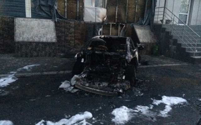 У здания николаевского суда полностью сгорел припаркованный автомобиль Audi Фото № 2 У здания николаевского суда полностью сгорел припаркованный автомобиль Audi Фото № 2