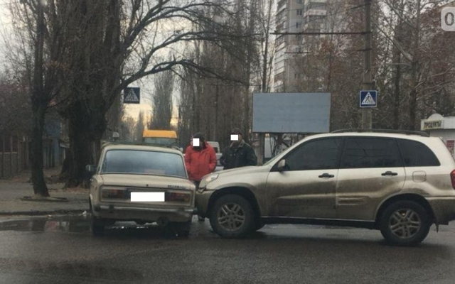 На Генерала Карпенко автомобиль Toyota протаранил «ВАЗ» Фото № 0 На Генерала Карпенко автомобиль Toyota протаранил «ВАЗ» Фото № 0