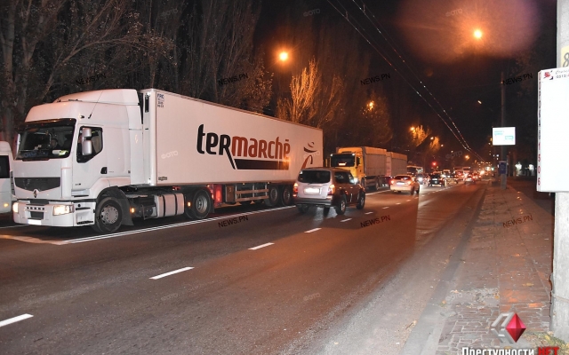 Пьяный водитель врезался трижды в автомобиль, образовался большой затор Фото № 2 Пьяный водитель врезался трижды в автомобиль, образовался большой затор Фото № 2