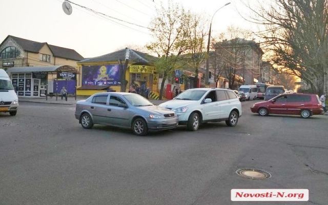 На Центральном проспекте произошла авария, образовалась небольшая автомобильная пробка Фото № 1 На Центральном проспекте произошла авария, образовалась небольшая автомобильная пробка Фото № 1