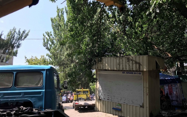 На Богоявленском проспекте начали убирать нелегальные МАФы Фото № 5 На Богоявленском проспекте начали убирать нелегальные МАФы Фото № 5