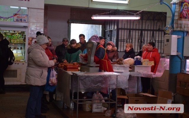 Новогодний бум: на рынках Николаева огромные очереди за колбасой, курицей и корейскими солениями Фото № 2 Новогодний бум: на рынках Николаева огромные очереди за колбасой, курицей и корейскими солениями Фото № 2