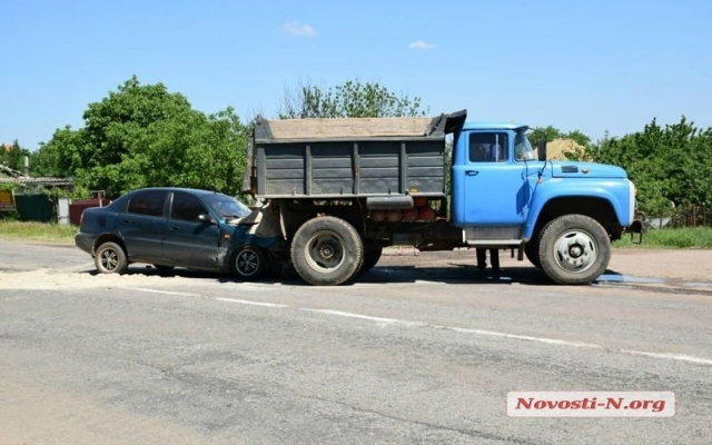 На трассе иномарка влетела под грузовой автомобиль, есть пострадавшие Фото № 4 На трассе иномарка влетела под грузовой автомобиль, есть пострадавшие Фото № 4