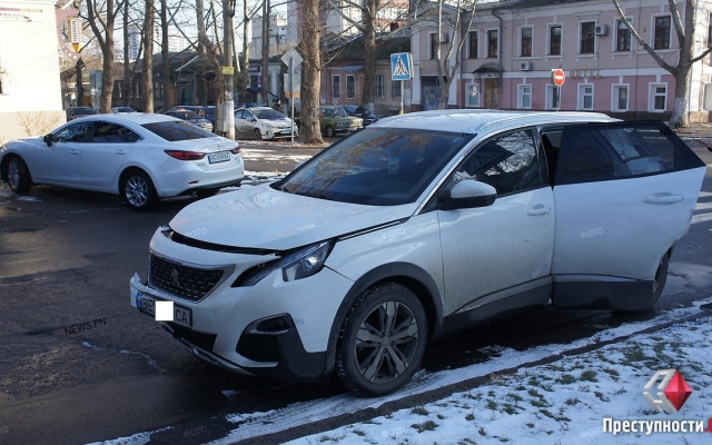 На Адмирала Макарова две иномарки не поделили перекресток Фото № 3 На Адмирала Макарова две иномарки не поделили перекресток Фото № 3