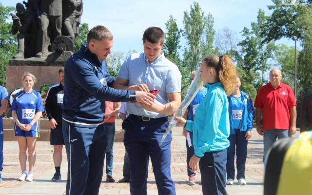 По случаю Международного Олимпийского дня Николаевской областной школе высшего спортивного мастерства подарили новый автобус Фото № 5 По случаю Международного Олимпийского дня Николаевской областной школе высшего спортивного мастерства подарили новый автобус Фото № 5