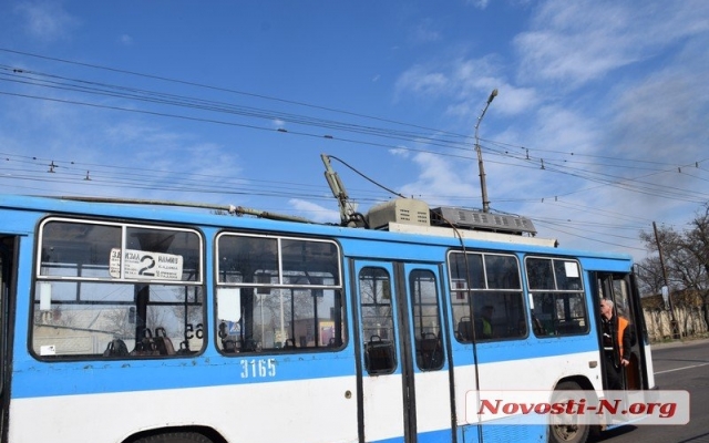 В Николаеве отвалившая от троллейбуса штанга токоприемника упала на автомобиль Peugeot Фото № 1 В Николаеве отвалившая от троллейбуса штанга токоприемника упала на автомобиль Peugeot Фото № 1