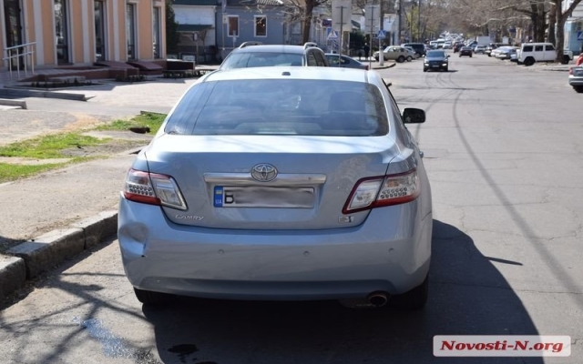 На Московской иномарка, двигаясь задним ходом, врезалась в припаркованную «десятку» Фото № 0 На Московской иномарка, двигаясь задним ходом, врезалась в припаркованную «десятку» Фото № 0
